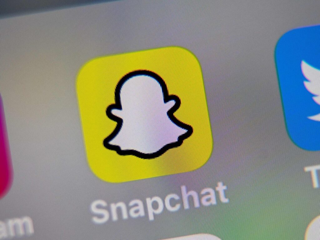 How To Screenshot On Snapchat Without The Other Person Knowing_